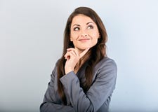 Schöne ErfolgsGeschäftsfrau in der Klage mit dem Finger unter dem Gesicht oben denkend und auf blauem Hintergrund schauend nahauf stockbild Schöne ErfolgsGeschäftsfrau in der Klage mit dem Finger unter dem Gesicht oben denkend und auf blauem Hintergrund schauend nahauf stockbild