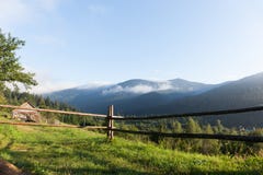 Schöne Europa-Berglandschaft, Naturplatz, kleines Dorf im Wald lizenzfreies stockfoto Schöne Europa-Berglandschaft, Naturplatz, kleines Dorf im Wald lizenzfreies stockfoto