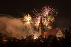 Schöne farbige Feuerwerke über Mindelheim lizenzfreies stockfoto Schöne farbige Feuerwerke über Mindelheim lizenzfreies stockfoto