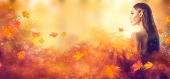 Schöne Frau, die in den Wald an einem Falltag geht Schönheitsmodefrau im Herbstgelbkleid lizenzfreie stockfotografie Schöne Frau, die in den Wald an einem Falltag geht Schönheitsmodefrau im Herbstgelbkleid lizenzfreie stockfotografie