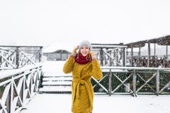 Schöne Frau im Wintermantel stockbild Schöne Frau im Wintermantel stockbild