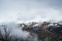 Schöne Gefangennahme eines Berges bedeckt mit Schnee lizenzfreies stockbild Schöne Gefangennahme eines Berges bedeckt mit Schnee lizenzfreies stockbild
