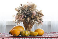 Schöne Herbstzusammensetzung des Korbes mit den heilenden Kräutern getrocknet stockbilder Schöne Herbstzusammensetzung des Korbes mit den heilenden Kräutern getrocknet stockbilder