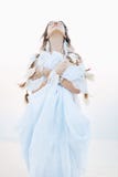 Schöne junge boho Frau im weißen Kleid und Federn, die an aufwerfen stockfoto Schöne junge boho Frau im weißen Kleid und Federn, die an aufwerfen stockfoto