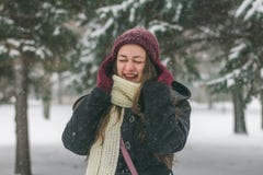 Schöne junge Frau, die draußen lacht stockfotografie Schöne junge Frau, die draußen lacht stockfotografie