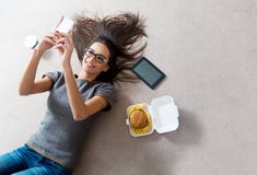 Schöne junge Frau, die einen Handy verwendet lizenzfreie stockfotografie Schöne junge Frau, die einen Handy verwendet lizenzfreie stockfotografie