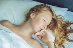 Schöne junge Frau, die sich im Bett und im Schlafen hinlegt Erhalten Sie nicht genügend Schlafkonzept Lizenzfreies Stockbild Schöne junge Frau, die sich im Bett und im Schlafen hinlegt Erhalten Sie nicht genügend Schlafkonzept Lizenzfreies Stockbild