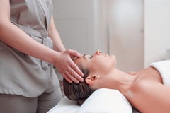 Schöne junge Frau im Badekurort stockfotos Schöne junge Frau im Badekurort stockfotos