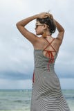 Schöne junge Frau mit Sonnenbrille auf dem Strand stockfotos Schöne junge Frau mit Sonnenbrille auf dem Strand stockfotos