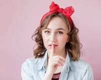 Schöne junge Frau mit Stift-obenmake-up und -frisur Atelieraufnahme auf rosa Hintergrund stockbilder Schöne junge Frau mit Stift-obenmake-up und -frisur Atelieraufnahme auf rosa Hintergrund stockbilder