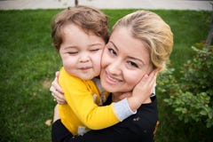 Schöne junge Mutter mit einem netten kleinen Sohn sie sind, das Umarmen glücklich und zeigen ihre reine Liebe lizenzfreie stockfotografie Schöne junge Mutter mit einem netten kleinen Sohn sie sind, das Umarmen glücklich und zeigen ihre reine Liebe lizenzfreie stockfotografie