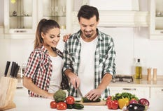 Schöne junge Paare in der Küche beim Kochen stockfoto Schöne junge Paare in der Küche beim Kochen stockfoto