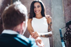 Schöne, junge Paare, die zuhause auf Kamera aufwerfen lizenzfreies stockfoto Schöne, junge Paare, die zuhause auf Kamera aufwerfen lizenzfreies stockfoto