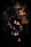 Schöne kleine Lehmglocken auf Straßenmarkt Nepal stockfoto Schöne kleine Lehmglocken auf Straßenmarkt Nepal stockfoto