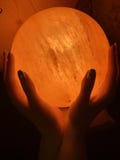Schöne Lampe mit den menschlichen Händen stockfoto Schöne Lampe mit den menschlichen Händen stockfoto