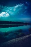 Schöne Landschaft des blauen Himmels mit Wolke und Supermond über Schattenbildern von Bäumen am Flussufer Ruhenaturhintergrund, stockfoto Schöne Landschaft des blauen Himmels mit Wolke und Supermond über Schattenbildern von Bäumen am Flussufer Ruhenaturhintergrund, stockfoto