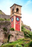 Schöne Landschaft mit einer Uhr und einem Glockenturm im alten fortr lizenzfreie stockbilder Schöne Landschaft mit einer Uhr und einem Glockenturm im alten fortr lizenzfreie stockbilder