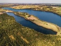Schöne Landschaft mit Seen und Feldern - Brummenansicht lizenzfreies stockbild Schöne Landschaft mit Seen und Feldern - Brummenansicht lizenzfreies stockbild