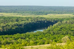 Schöne Landschaft mit Wald- und Flusshorizont stockbild Schöne Landschaft mit Wald- und Flusshorizont stockbild