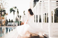 Schöne Luxusbraut im eleganten weißen Kleid lizenzfreie stockbilder Schöne Luxusbraut im eleganten weißen Kleid lizenzfreie stockbilder