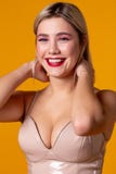 Schöne lächelnde Frau des blonden Haares mit natürlichem Make-up der Schönheit und gesunden der Haut lokalisiert auf Gelb lizenzfreie stockbilder Schöne lächelnde Frau des blonden Haares mit natürlichem Make-up der Schönheit und gesunden der Haut lokalisiert auf Gelb lizenzfreie stockbilder