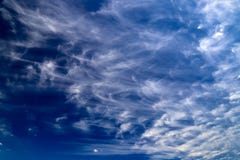 Schöne malerische weiße Wolken gegen den sauberen blauen Himmel, magischer romantischer Hintergrund lizenzfreies stockbild Schöne malerische weiße Wolken gegen den sauberen blauen Himmel, magischer romantischer Hintergrund lizenzfreies stockbild