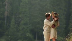 Schöne Meerjungfrau im Blumenkranz und im jungen Mann in der Liebe Magische Paare, die auf Hintergrund des alten grünen Geheimnis stock video Schöne Meerjungfrau im Blumenkranz und im jungen Mann in der Liebe Magische Paare, die auf Hintergrund des alten grünen Geheimnis stock video