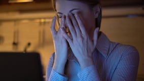 Schöne müde betonte überarbeitete Geschäftsfrau, die an Laptop nachts arbeitet Abend-Küche stock video Schöne müde betonte überarbeitete Geschäftsfrau, die an Laptop nachts arbeitet Abend-Küche stock video