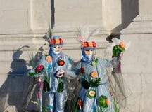 Schöne Paare in den bunten Kostümen und in den Masken, venetianischer Karneval lizenzfreies stockfoto Schöne Paare in den bunten Kostümen und in den Masken, venetianischer Karneval lizenzfreies stockfoto
