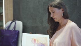 Schöne reife Frau, die Frisur im Frisörsalon wählt stock video Schöne reife Frau, die Frisur im Frisörsalon wählt stock video