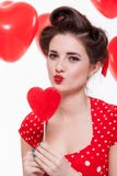 Schöne Retro- Frau, die Valentinsgrüße feiert lizenzfreie stockfotos Schöne Retro- Frau, die Valentinsgrüße feiert lizenzfreie stockfotos
