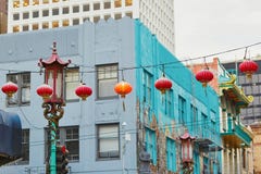 Schöne rote chinesische Laternen in Chinatown von San Francisco lizenzfreies stockbild Schöne rote chinesische Laternen in Chinatown von San Francisco lizenzfreies stockbild