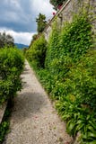 Schöne ruhige Gasse bei Isola Bella, Italien lizenzfreie stockbilder Schöne ruhige Gasse bei Isola Bella, Italien lizenzfreie stockbilder