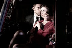 Schöne sexy Paare, gutaussehender Mann im Anzug, Schönheit im roten Kleid, umfassen leidenschaftlich im Weinleseauto lizenzfreie stockfotos Schöne sexy Paare, gutaussehender Mann im Anzug, Schönheit im roten Kleid, umfassen leidenschaftlich im Weinleseauto lizenzfreie stockfotos