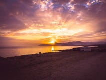 Schöne Sonnenstrahlen des Sonnenuntergangs mit buntem des Himmelhintergrundes stockbild Schöne Sonnenstrahlen des Sonnenuntergangs mit buntem des Himmelhintergrundes stockbild