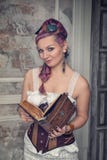 Schöne steampunk Frau mit altem Buch lizenzfreie stockbilder Schöne steampunk Frau mit altem Buch lizenzfreie stockbilder