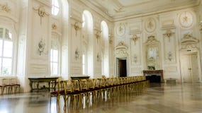 Schöne Tanzenhalle im Palast lizenzfreie stockfotografie Schöne Tanzenhalle im Palast lizenzfreie stockfotografie