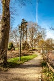 Schöne teilweise Ansicht des Proosdij-Parks mit einem Erdweg nahe bei dem Teich mit Bäumen stockfoto Schöne teilweise Ansicht des Proosdij-Parks mit einem Erdweg nahe bei dem Teich mit Bäumen stockfoto