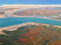 Schöne Vogelperspektive der Algarve-Küste von Portugal auf einem Flug nach Faro lizenzfreie stockbilder Schöne Vogelperspektive der Algarve-Küste von Portugal auf einem Flug nach Faro lizenzfreie stockbilder