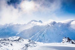 Schöne Winterlandschaft mit schneebedeckten Bergen lizenzfreie stockfotos Schöne Winterlandschaft mit schneebedeckten Bergen lizenzfreie stockfotos