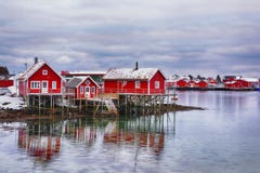 Schöne Winterlandschaft mit traditionellen norwegischen Fischenhütten in Lofoten-Inseln Stockfotos Schöne Winterlandschaft mit traditionellen norwegischen Fischenhütten in Lofoten-Inseln Stockfotos