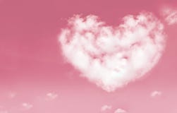 Schöne Wolken im Herzen formen auf rosa Himmel Liebe und Valentinsgruß stockfotos Schöne Wolken im Herzen formen auf rosa Himmel Liebe und Valentinsgruß stockfotos