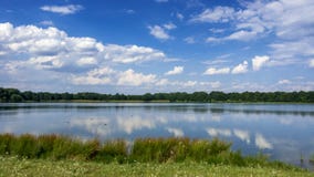 Schöne Wolken über See Sachsensee Lizenzfreie Stockfotos Schöne Wolken über See Sachsensee Lizenzfreie Stockfotos