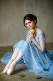 Schöne würdevolle Mädchenballerina in einem blauen Kleid und pointe sitzen stockfoto Schöne würdevolle Mädchenballerina in einem blauen Kleid und pointe sitzen stockfoto