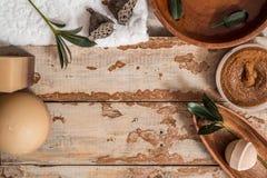 Schöne Zusammensetzung mit Kerzen und Badekurortsteinen auf hölzernem Hintergrund lizenzfreie stockbilder Schöne Zusammensetzung mit Kerzen und Badekurortsteinen auf hölzernem Hintergrund lizenzfreie stockbilder