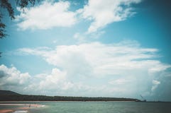 Schöner blauer Himmel und bewölkt über dem Meer Ruhenaturrückseite lizenzfreie stockbilder Schöner blauer Himmel und bewölkt über dem Meer Ruhenaturrückseite lizenzfreie stockbilder