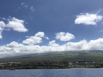 Schöner blauer Himmel und weiße Wolken in Maui! lizenzfreies stockbild Schöner blauer Himmel und weiße Wolken in Maui! lizenzfreies stockbild