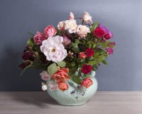 Schöner Blumenstrauß von verschiedenen Rosen von verschiedenen Farben stockfotografie Schöner Blumenstrauß von verschiedenen Rosen von verschiedenen Farben stockfotografie