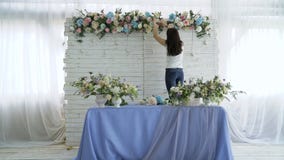 Schöner Florist, der bunte Blumenstraußanordnung des Frühlinges schafft lizenzfreie stockfotos Schöner Florist, der bunte Blumenstraußanordnung des Frühlinges schafft lizenzfreie stockfotos