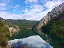 Schöner Fluss Krka, im Bestimmungsort des Nationalparks Krka, Kroatiens, der Reise und des Tourismus stockbilder Schöner Fluss Krka, im Bestimmungsort des Nationalparks Krka, Kroatiens, der Reise und des Tourismus stockbilder